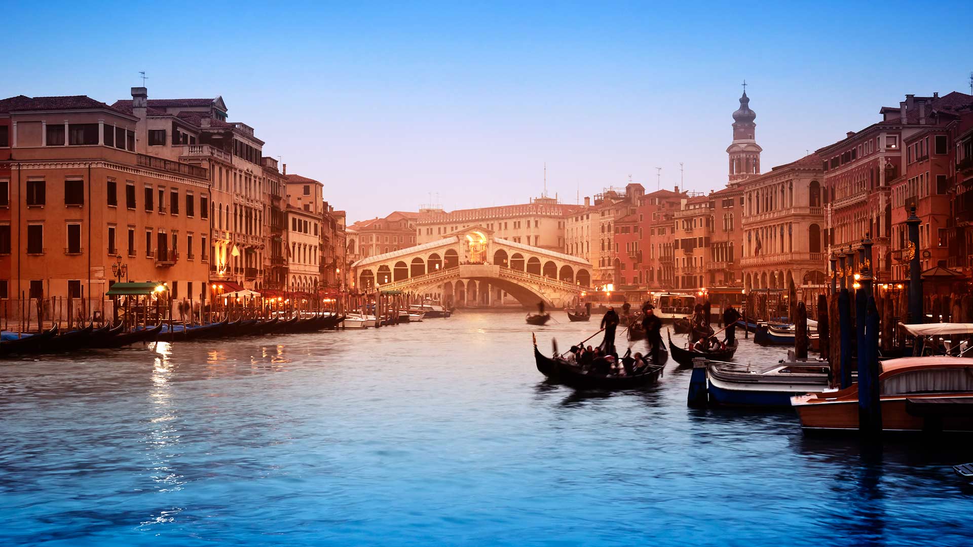 rialto bridge venice italy